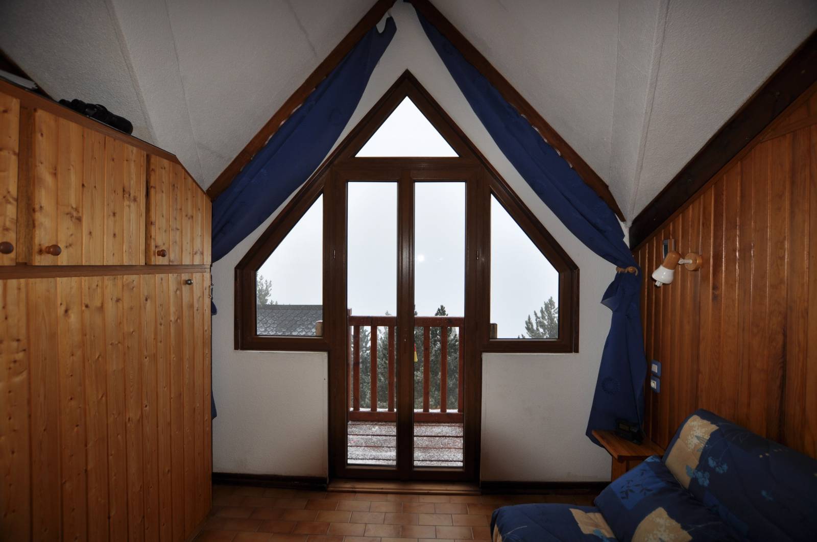 POSE D'UN ENSEMBLE COMPOSE EN PVC PLAXE CHENE DORE DE FORME TRIANGULAIRE AUX ANGLES
