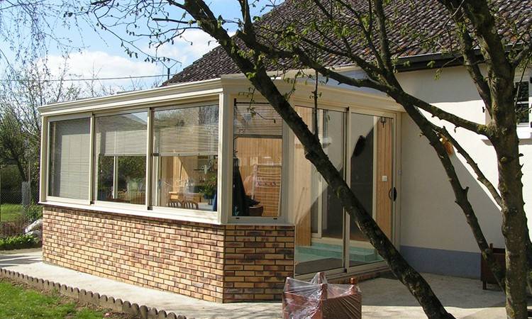 INSTALLATION D'UNE VERANDE DE COULEUR BEIGE SUR LEZIGNAN CORBIERES PROCHE DE NARBONNE