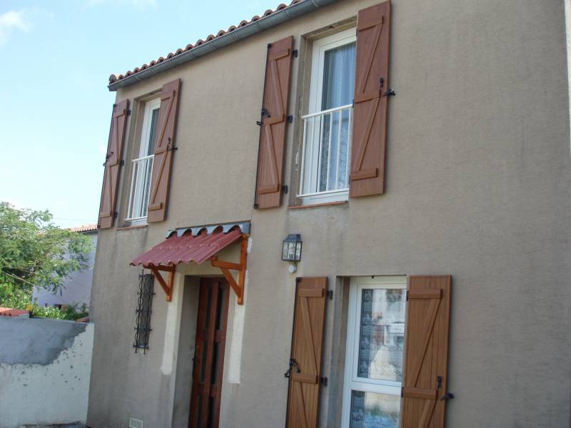 INSTALLATION DE VOLETS BATTANTS EN PVC PLAXE CHENE DORE A CARCASSONNE