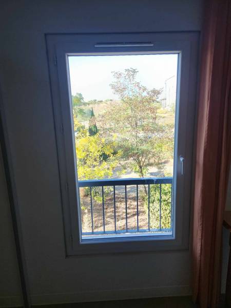 INSTALLATION DE FENETRE EN PVC AVEC AERATION INTEGREE DANS UN EHPAD A CARCASSONNE