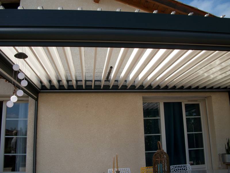 INSTALLATION D'UNE PERGOLA MIAMI AINSI QUE DES STORES SUR TOULOUSE