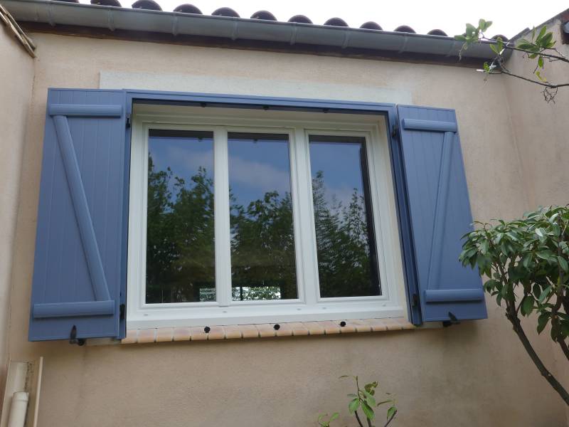 INSTALLATION DE VOLETS  BATTANTS EN ALUMINIUM BLEUS A CARCASSONNE