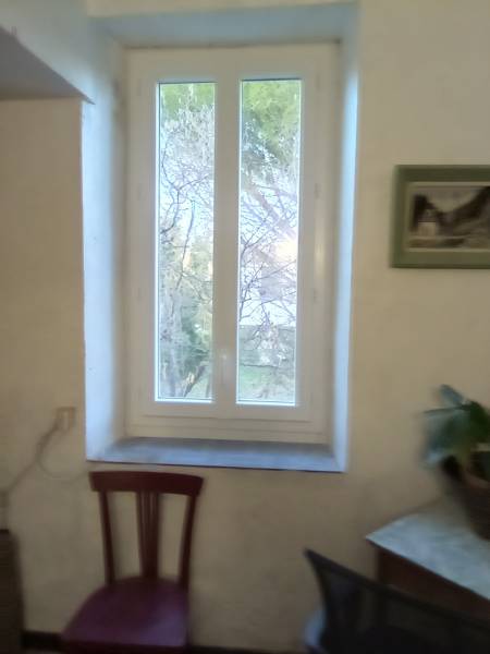 Pose de fenêtres en PVC blanches sur la commune de Pezens, près de Carcassonne