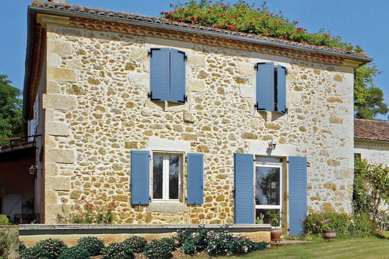 POSE DE VOLETS BATTANTS EN PVC BLEU PASTEL A PEZENS PROCHE DE CARCASSONNE