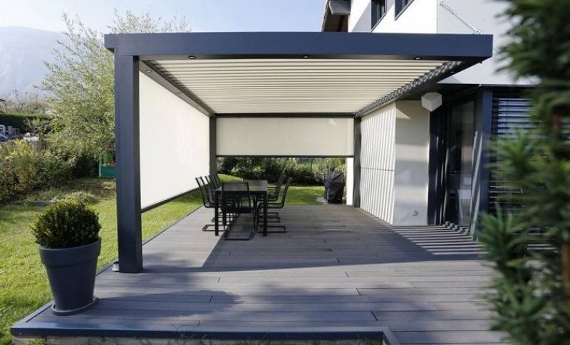 PERGOLA AVEC SES STORES SUR FANJEAUX