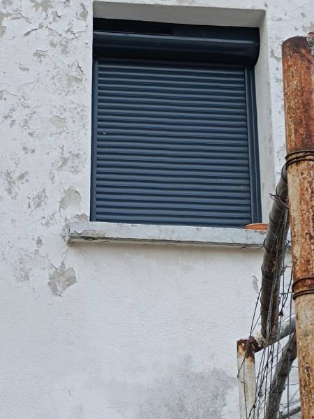 Installation de volets roulants solaires en aluminium gris anthracite RAL 7016 aux Auzils, près de Quillan et Axat