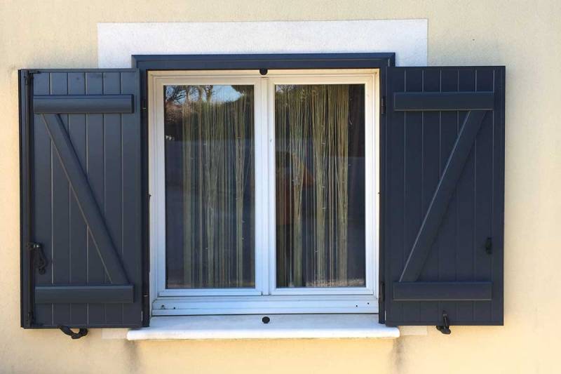 POSE DE VOLET BATTANTS DE COULEUR BLEU FONCEE SUR CASTELNAUDARY